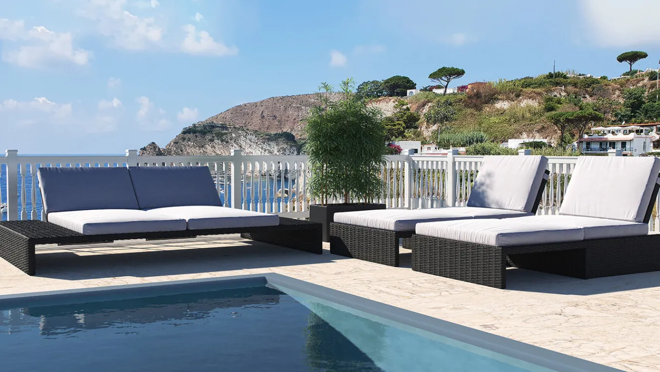 Outlet Estoria L Gartenlounge für 4 Personen, schwarz/weiß, Polyrattan/Glas, waschbare Bezüge, hohe Belastbarkeit Polyrattan-Gartenmöbel
