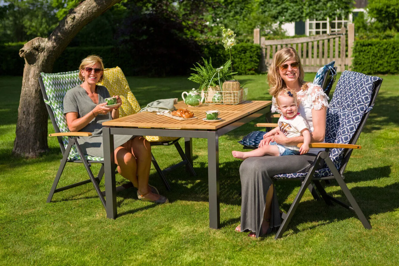 Clearance Alice Klappstuhl, xerix/schwarz, Alu/4x4 Textilen, mit Teak-Armlehnen Gartenstühle & Gartensessel
