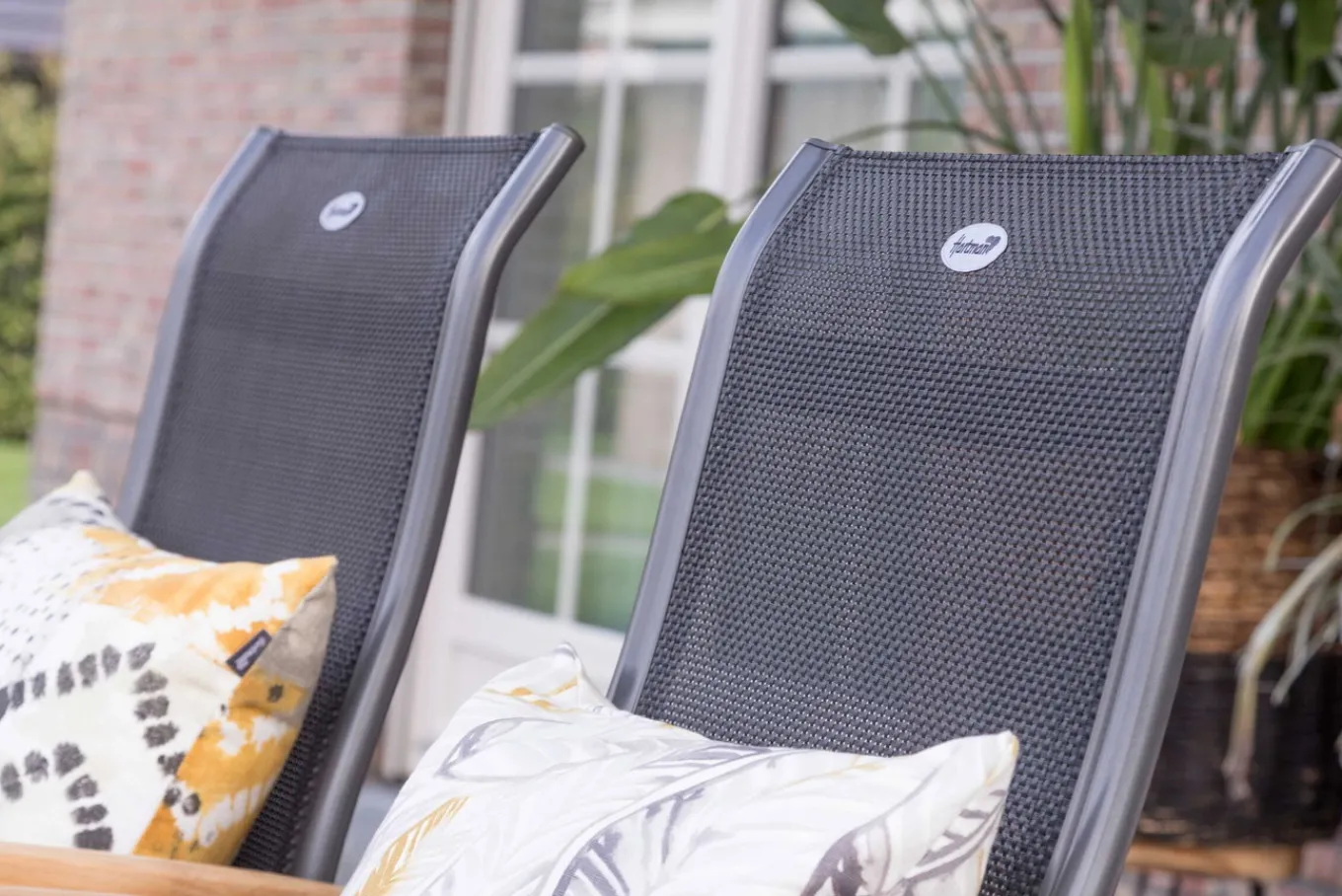 Hot Alice Stapelsessel 4er-Set, xerix/schwarz, Alu/4x4 Textilen, mit Teak-Armlehnen Gartenstühle & Gartensessel