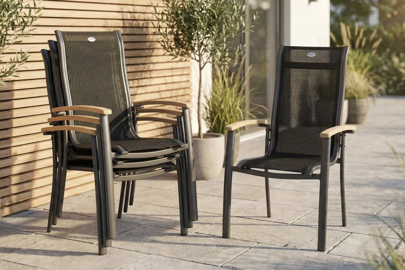 Hot Alice Stapelsessel 4er-Set, xerix/schwarz, Alu/4x4 Textilen, mit Teak-Armlehnen Gartenstühle & Gartensessel
