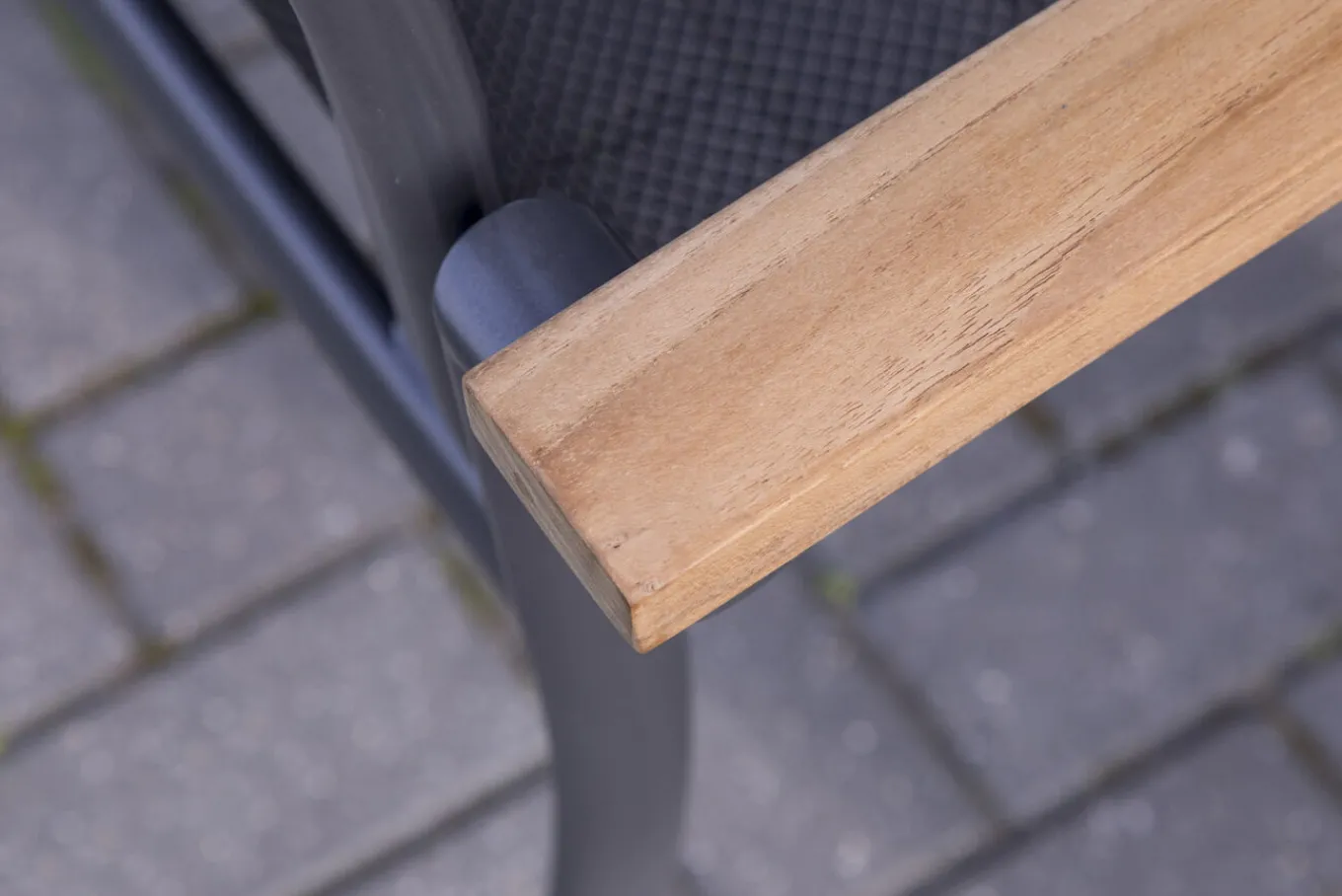 Outlet Alice Stapelsessel, xerix/schwarz, Alu/4x4 Textilen, mit Teak-Armlehnen Aluminium-Gartenmöbel|Gartenstühle & Gartensessel
