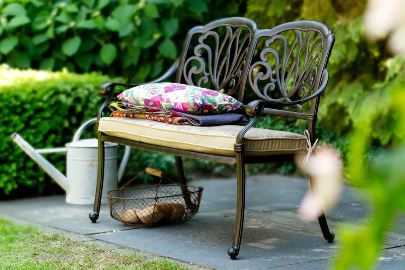 Online Amalfi 2-Sitzer Bank, bronze, Alu-Guss, inkl. Wendekissen Aluguss-Gartenmöbel|Gartenbänke & Gartensofas