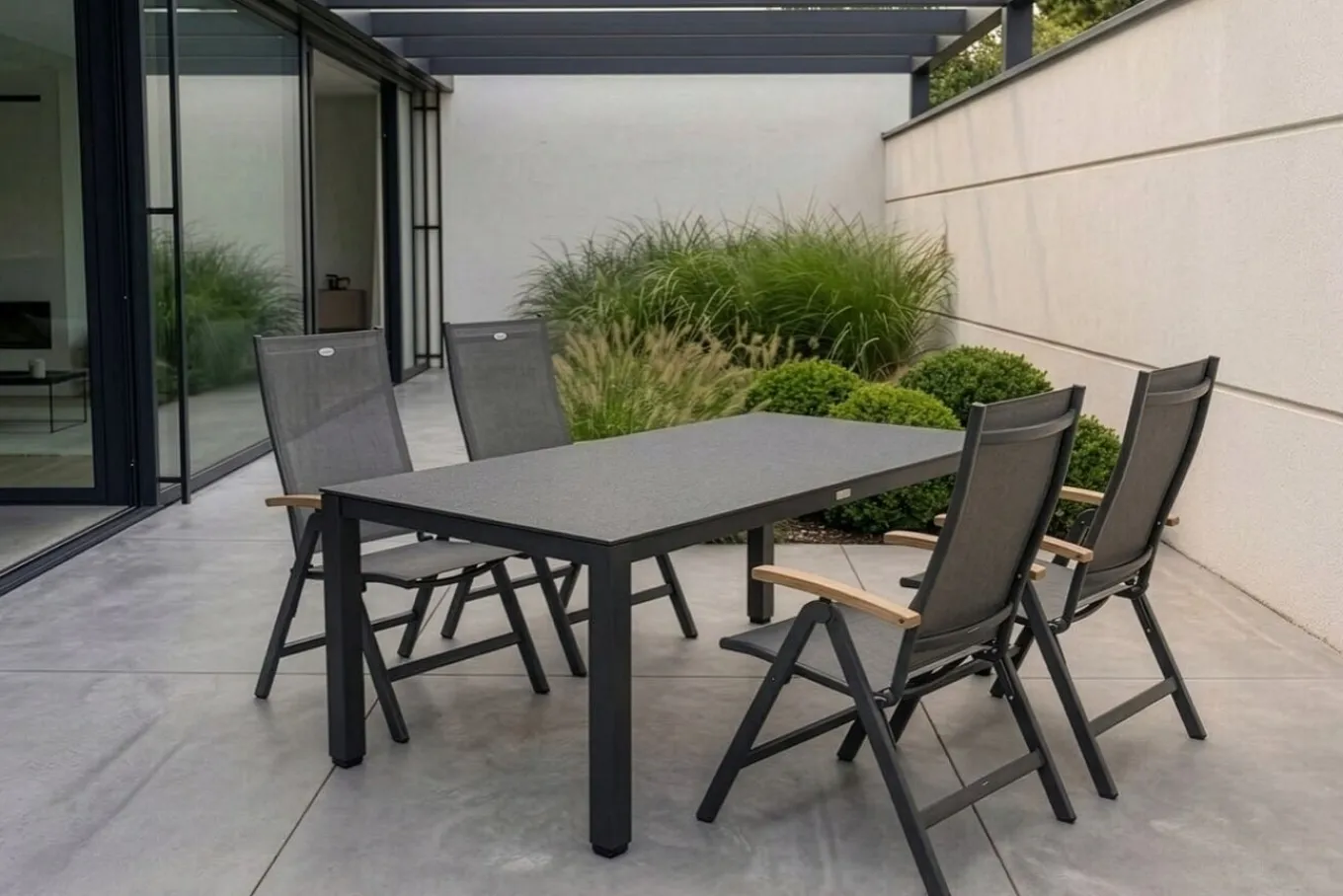 Clearance Aruba Garten-Essgruppe, xerix/anthrazit, Alu/Spraystone/Teak, 160x95 cm, 4 Klappstühle, Teak Armlehnen Garten-Essgruppen|Aluminium-Gartenmöbel