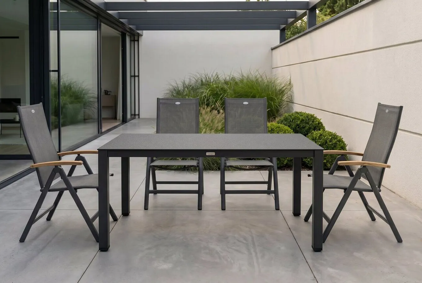 Clearance Aruba Garten-Essgruppe, xerix/anthrazit, Alu/Spraystone/Teak, 160x95 cm, 4 Klappstühle, Teak Armlehnen Garten-Essgruppen|Aluminium-Gartenmöbel