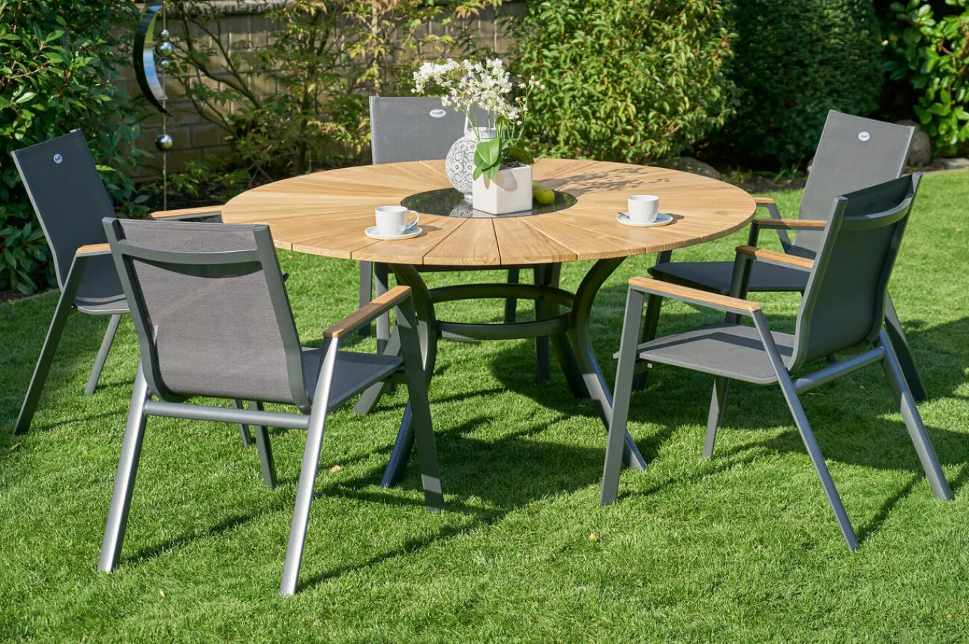 Clearance Provence / Aruba Garten-Essgruppe, xerix/anthrazit, Alu/Teakholz, 5 Stapelsessel, Ø150cm, inkl. Eiskühler Garten-Essgruppen