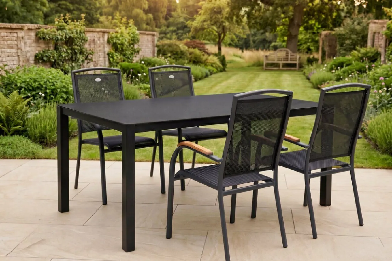 Clearance Raffaelo Garten-Essgruppe, xerix/anthrazit, Alu/Spraystone/Teak, 160x95 cm, 4 Stapelsessel, Teak Armlehnen Garten-Essgruppen