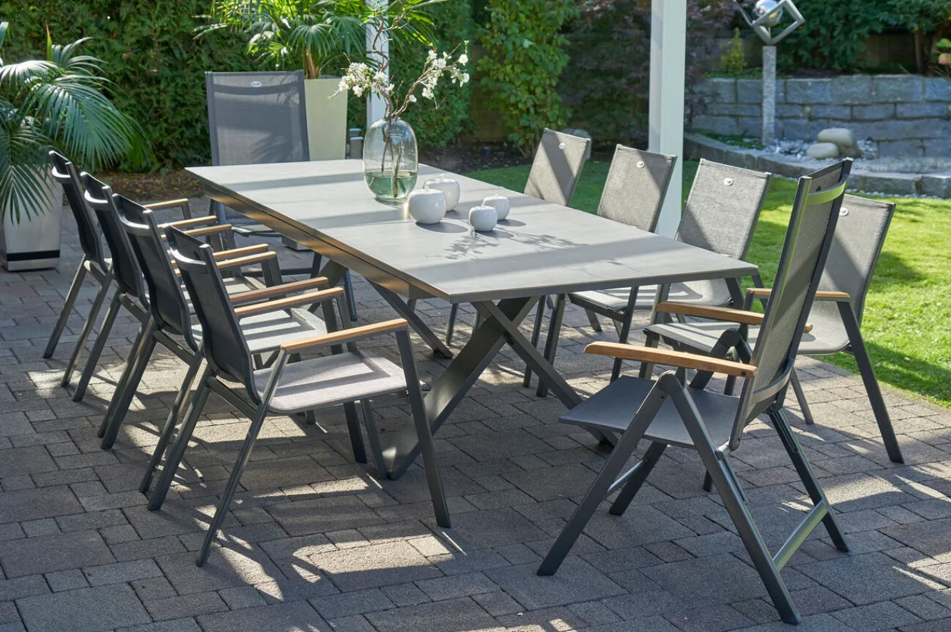 Hot Sondermodell Xanadu / Aruba Garten-Essgruppe, xerix/anthrazit, Alu/Glaskeramik, 8 Stapelsessel, 2 Klappstühle, 220/280x100cm Garten-Essgruppen