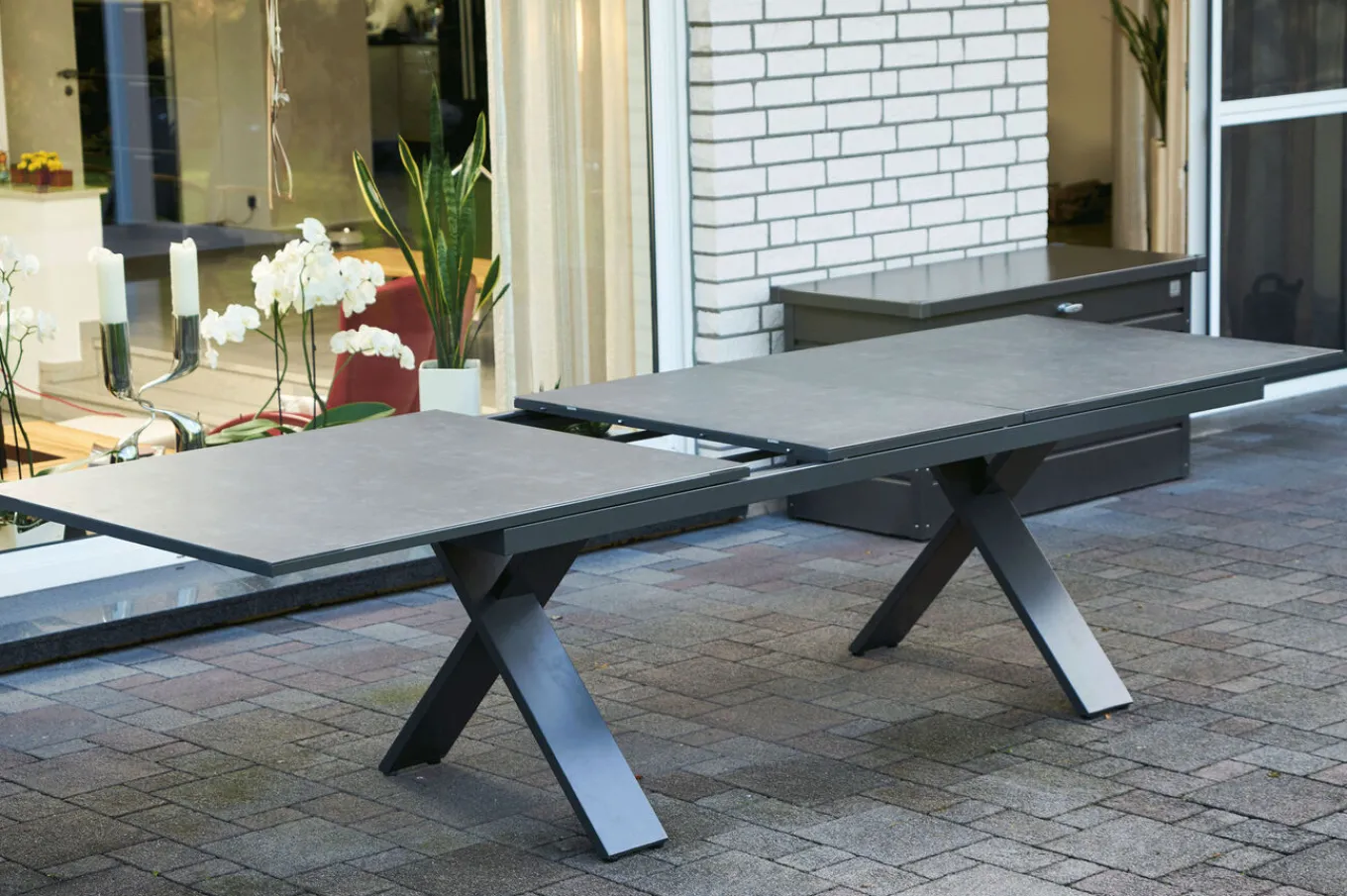 Hot Sondermodell Xanadu / Aruba Garten-Essgruppe, xerix/anthrazit, Alu/Glaskeramik, 10 Stapelsessel, 220/280x100cm Garten-Essgruppen