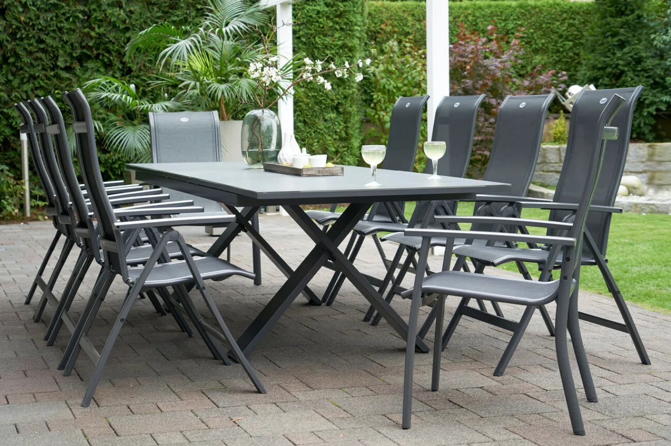 Hot Sondermodell Xanadu / Alice Comfort Garten-Essgruppe, xerix/anthrazit, Alu/Glaskeramik, 2 Stapelsessel, 8 Klappstühle, 220/280x100cm Garten-Essgruppen|Aluminium-Gartenmöbel