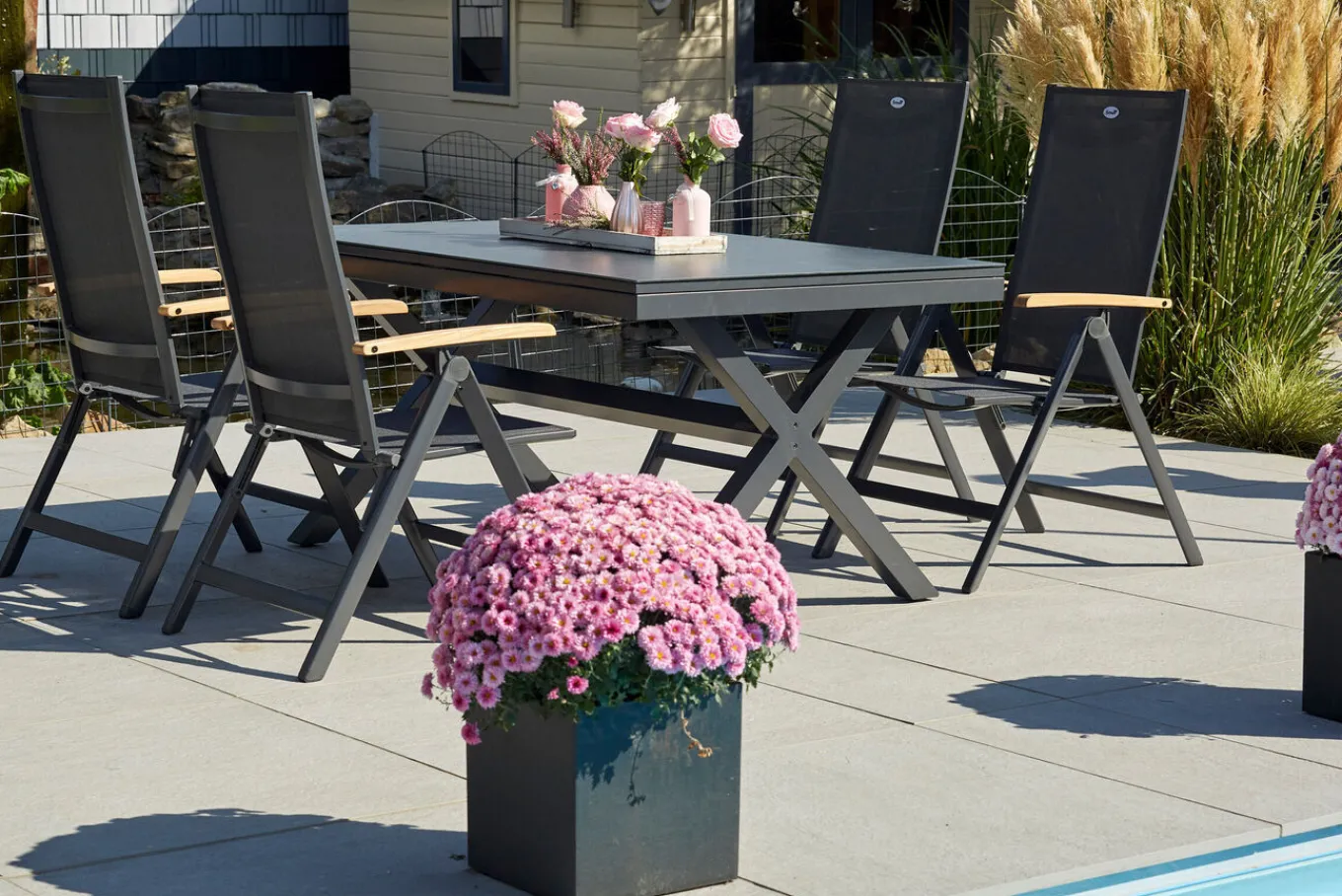 New Xanadu / Aruba Garten-Essgruppe, xerix/natur, Alu/Teak/Glaskeramik, 4 Klappstühle, 160/220x100cm, Teak Armlehnen Garten-Essgruppen|Aluminium-Gartenmöbel