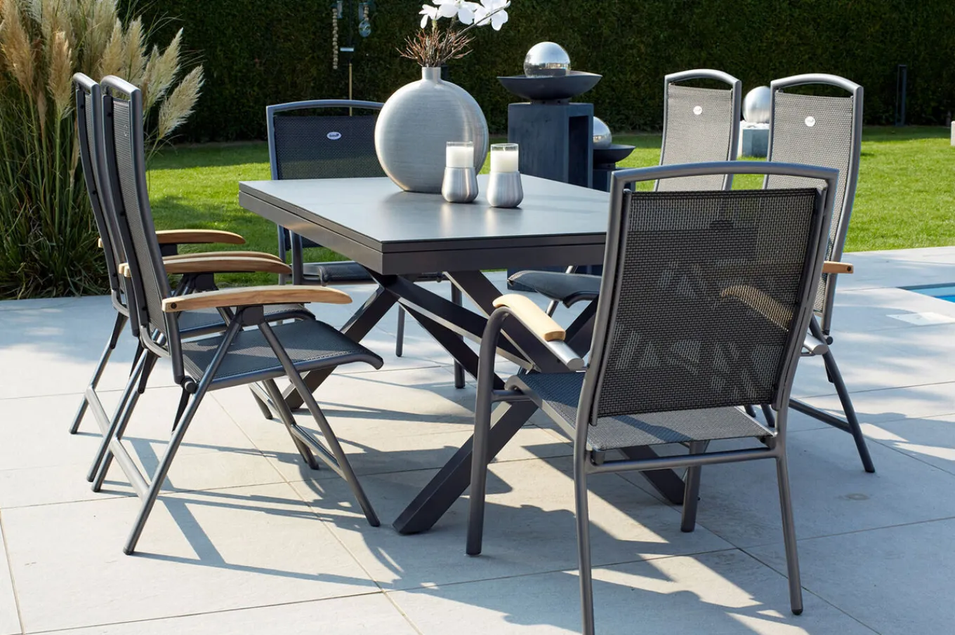 Outlet Xanadu / Raffaelo Garten-Essgruppe, xerix/natur, Alu/Teak/Glaskeramik, 2 Dining Sessel, 4 Klappstühle, 160/220x100cm, Teak Armlehnen Aluminium-Gartenmöbel|Teak-Gartenmöbel