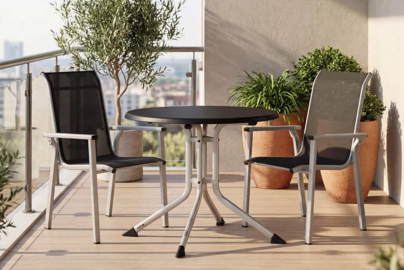 Best BasicPlus Pro Balkon-Set, silber/anthrazit, Aluminium/Textilene/KETTALUX, Tisch Ø 70 cm, klappbar, 2 Stapelsessel Balkonmöbel-Set|Aluminium-Gartenmöbel