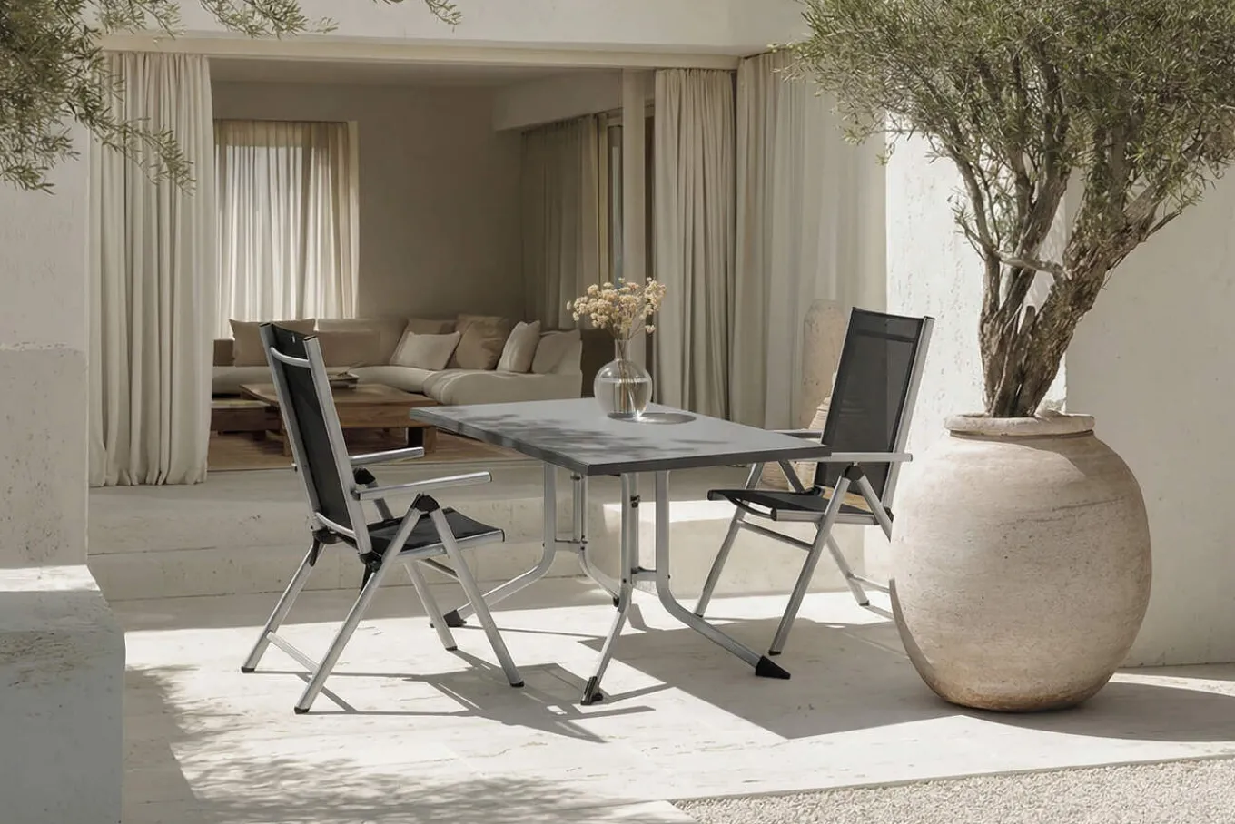 Best BasicPlus Pro Garten-Essgruppe, anthrazit/silber, Alu/Textilene/KETTALUX, Tisch 140 x 95 cm, 2 Klappstühle Garten-Essgruppen