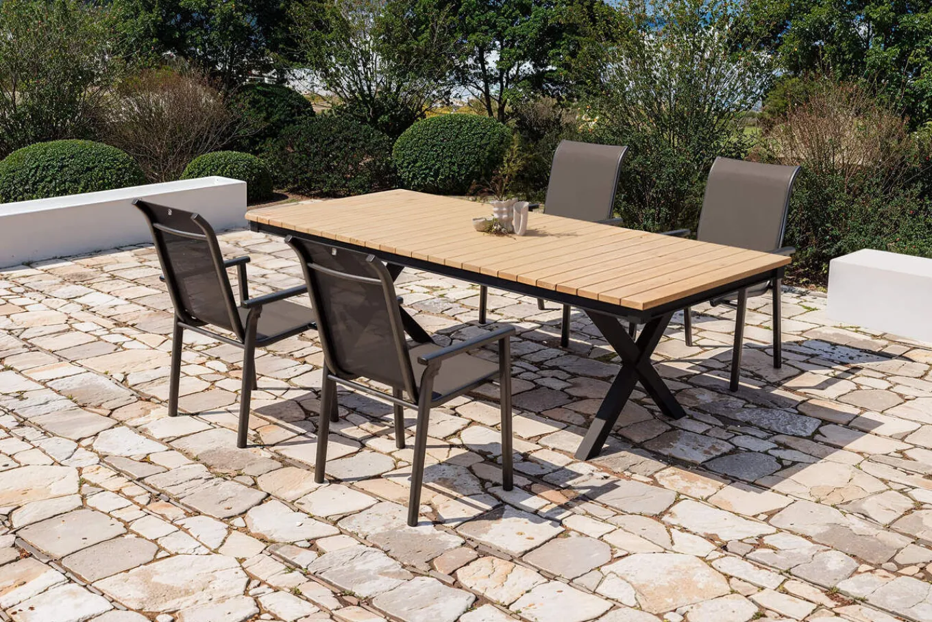 Discount BasicPlus Pro Garten-Essgruppe, anthrazit/natur, Alu/Holzimitat, LED-Beleuchtung, Tischplatte 240 x 100 cm, 4 Stapelsessel Garten-Essgruppen