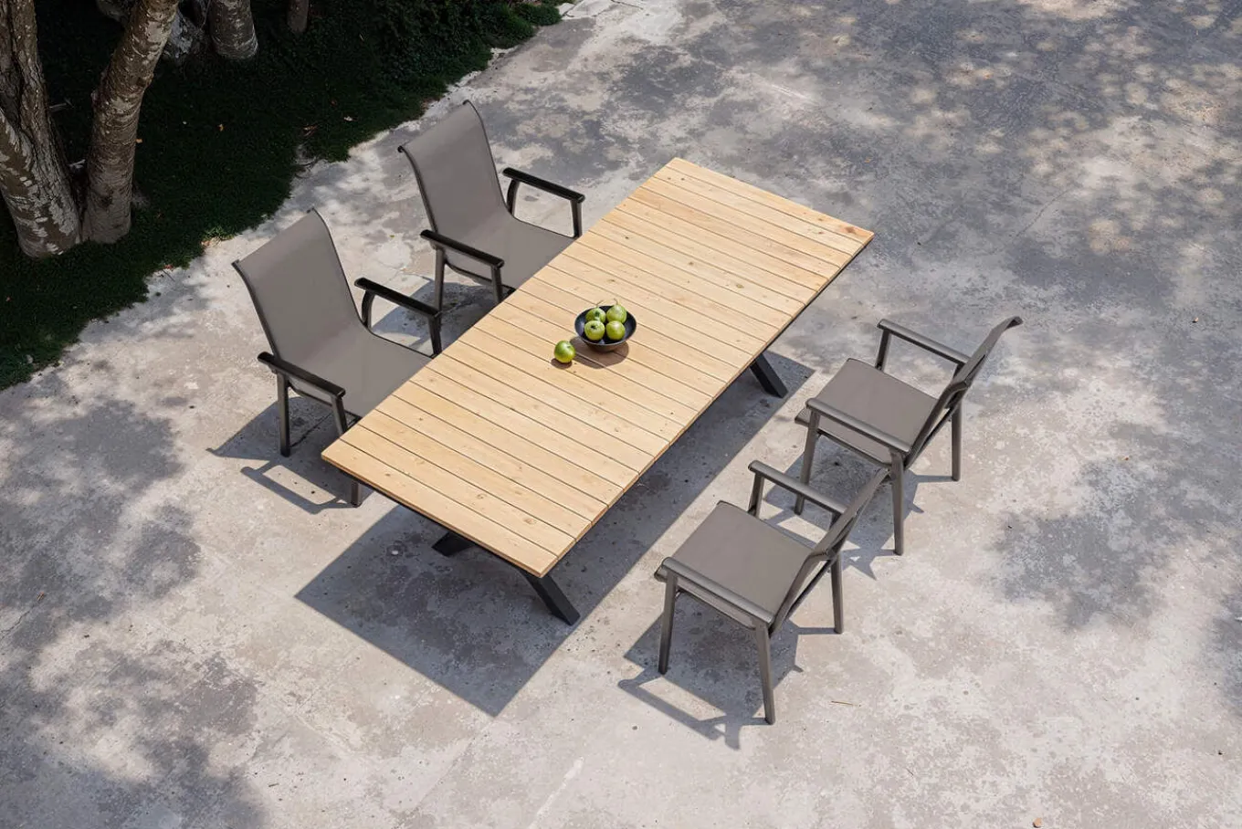 Discount BasicPlus Pro Garten-Essgruppe, anthrazit/natur, Alu/Holzimitat, LED-Beleuchtung, Tischplatte 240 x 100 cm, 4 Stapelsessel Garten-Essgruppen