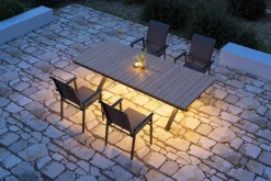 Discount BasicPlus Pro Garten-Essgruppe, anthrazit/natur, Alu/Holzimitat, LED-Beleuchtung, Tischplatte 240 x 100 cm, 4 Stapelsessel Garten-Essgruppen