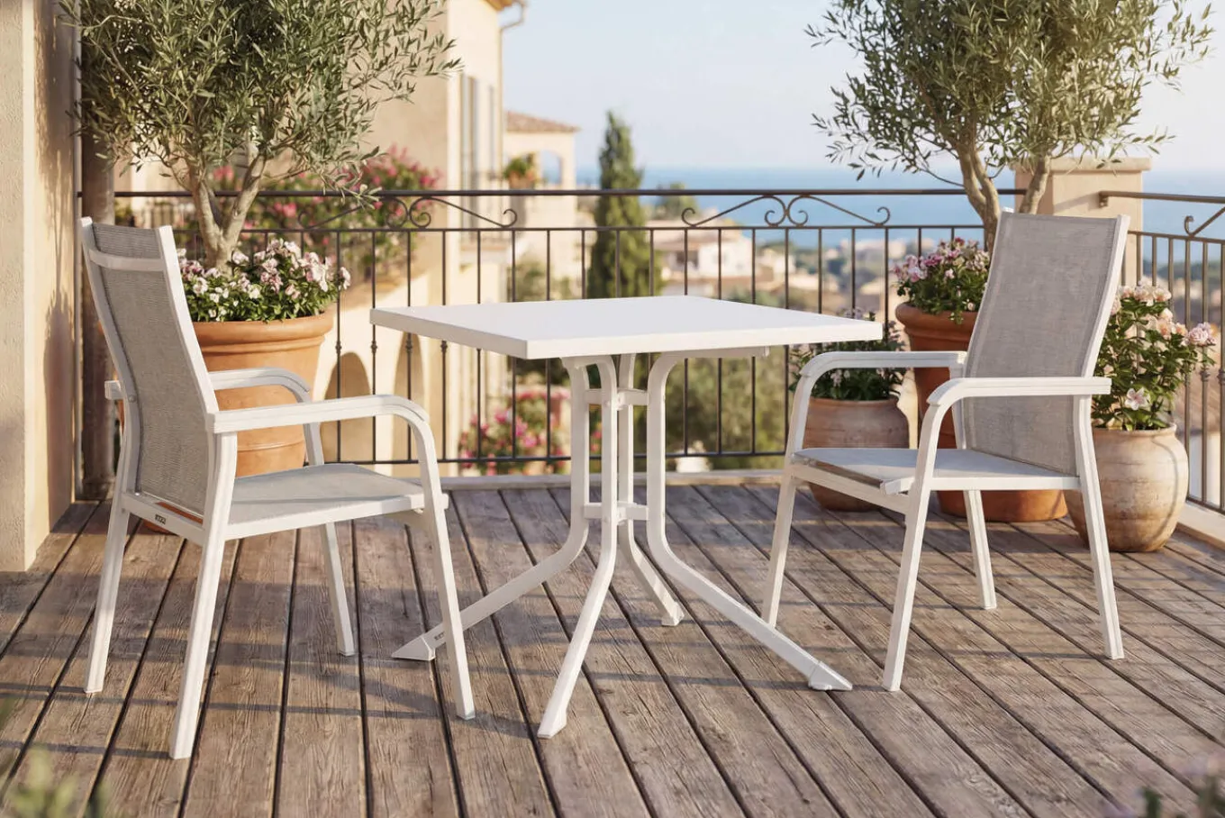 Clearance Boulevard/BasicPlus Balkon-Set, weiß/hellgrau, Aluminium/KETTALUX, Tisch 70 x 70 cm, 2 Stapelsessel, schmutzabweisend Balkonmöbel-Set|Aluminium-Gartenmöbel