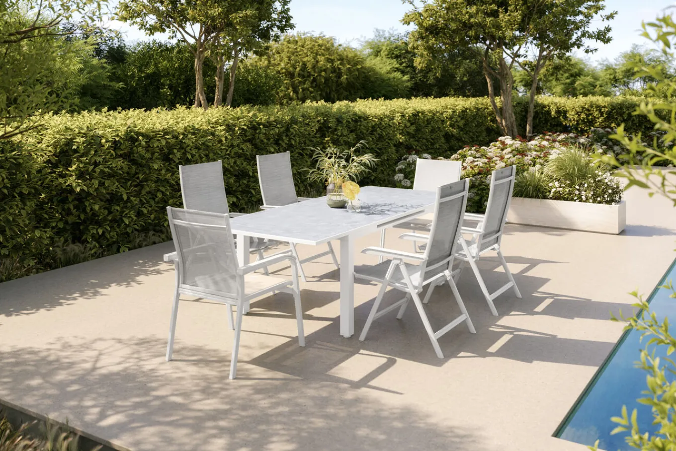 New Garten-Essgruppe, weiß matt/hellgrau, Aluminium/Outdoorgewebe/Glas, Ausziehbar, 180/240 x 100 cm Tisch, 4 Klappstühle, 2 Stapelstühle Garten-Essgruppen|Aluminium-Gartenmöbel