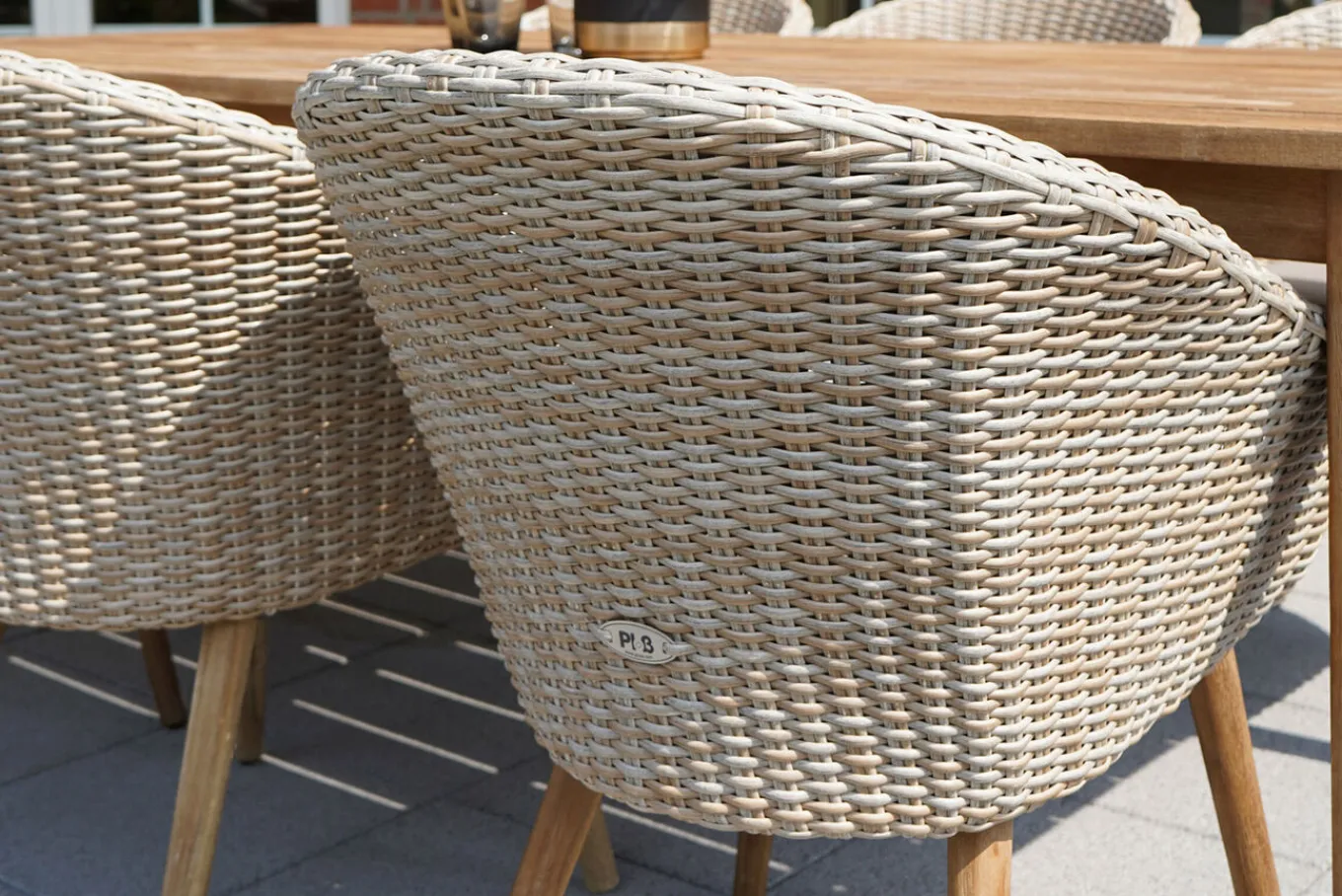 Outlet Borneo Garten-Essgruppe, beige-meliert, Polyrattan/Akazie, Tisch 220 x 100 cm, 6 Cocktail-Sessel, FSC®-zertifiziertes Produkt Polyrattan-Gartenmöbel|Garten-Essgruppen
