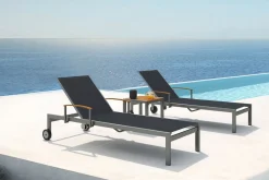 Best 2er-Set Sonnenliegen, schwarz, Edelstahl/Teak, 195,5x74x35cm, mit Beistelltisch 45x45cm, Teak Armlehnen, FSC®-zertifiziertes Produkt Gartenliegen