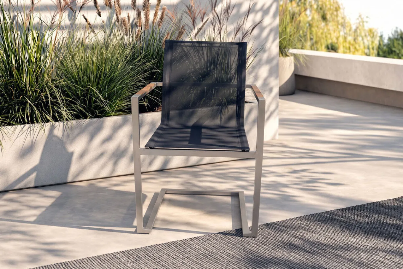 Freischwinger, schwarz, Edelstahl/Textilene, padded, Armlehnen aus Teakholz Gartenstühle & Gartensessel