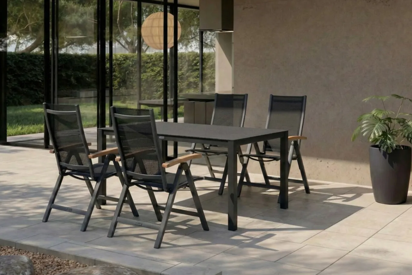 Outlet Garten-Essgruppe, anthrazit matt, Aluminium/Spraystone, 160 x 95 cm, 4 Klappstühle, mit Teak-Armlehnen Garten-Essgruppen