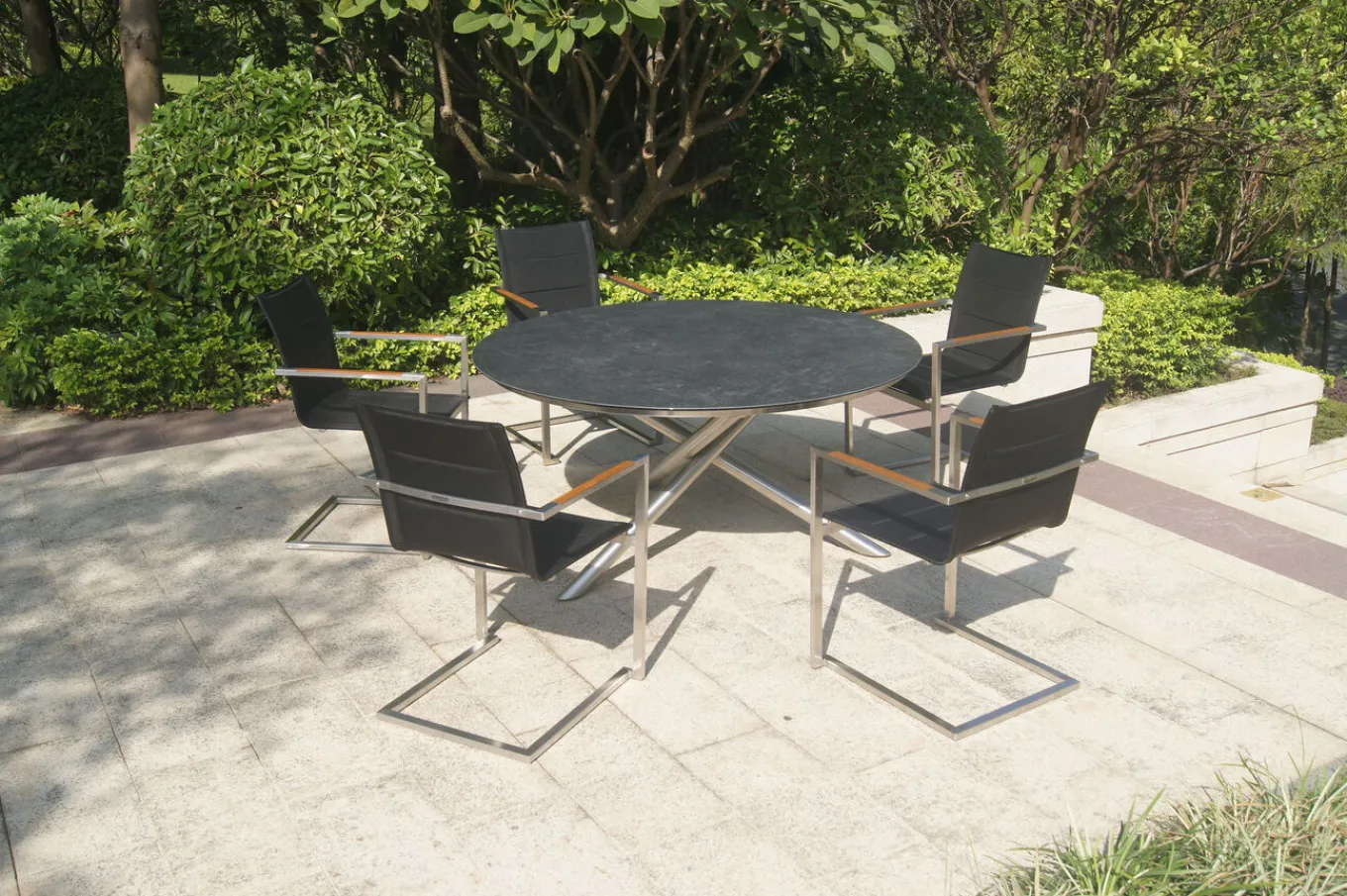 Garten-Essgruppe, silber/schwarz, Edelstahl/Glaskeramik/Textilene/Teak, Tisch Ø150cm, 5 Freischwinger, padded Garten-Essgruppen