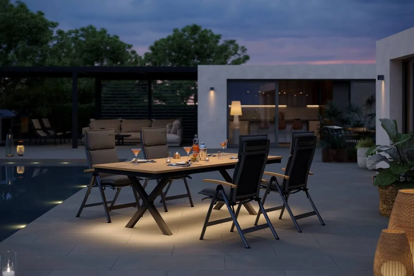 Outlet Luminara Garten-Essgruppe mit LED-Beleuchtung, anthrazit matt/natur, Aluminium/Textilen/Holzimitat, 240 x 100 cm, 4 Klappstühle, inkl. Auflagen Garten-Essgruppen