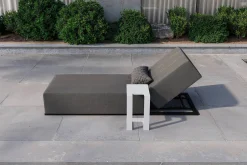 Clearance Porvoo Gartenliege, hellgrau/weiß, Aluminium/Polyester, 215 x 90 cm, verstellbare Rückenlehne, inkl. Beistelltisch Gartenliegen