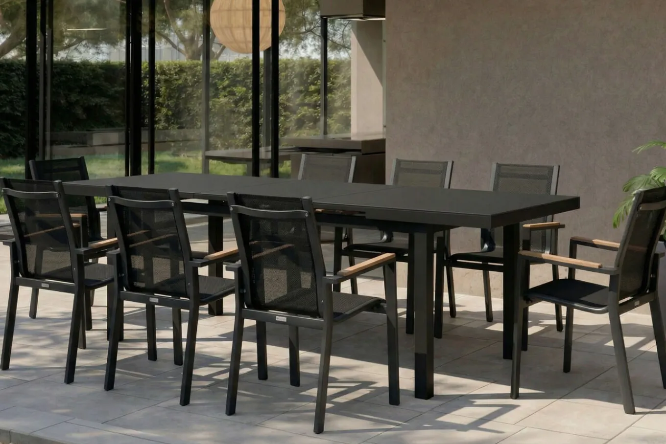 Premium Garten-Essgruppe, ® anthrazit matt, Alu / Glas / Teak, Tisch 180/240x100cm, 8 Stapelsessel Garten-Essgruppen|Aluminium-Gartenmöbel