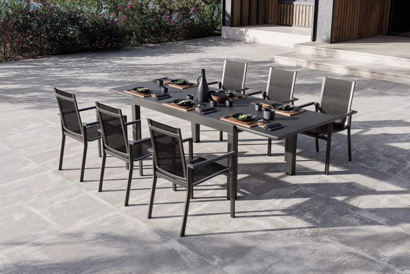 New Premium Garten-Essgruppe, anthrazit matt/schwarz, Alu/Spraystone/Textilene, Tisch 160/260 x 100 cm, ausziehbar, 6 Stapelsessel Garten-Essgruppen