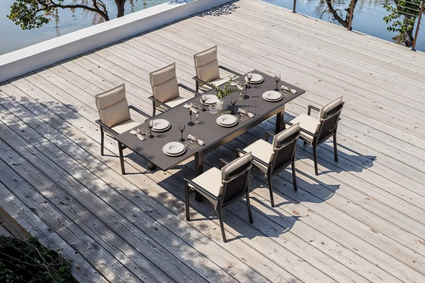 Hot Premium Garten-Essgruppe, anthrazit matt/schwarz/natur, Alu/Spraystone, Tisch 160/260 x 100 cm, 6 Stapelsessel inkl. 6 Auflagen Garten-Essgruppen