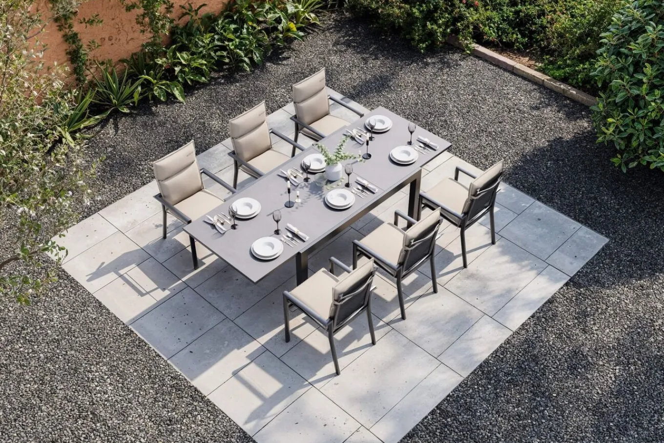Hot Premium Garten-Essgruppe, anthrazit matt/schwarz/natur, Alu/Spraystone, Tisch 160/260 x 100 cm, 6 Stapelsessel inkl. 6 Auflagen Garten-Essgruppen