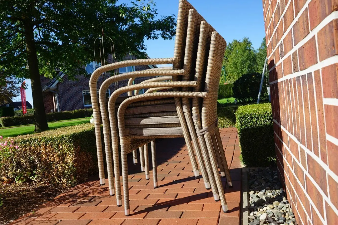 Clearance Rabida Balkon-Set, champagner-meliert, Polyrattan, Tisch 90x90 cm, 2 Stapelstühle, Glasplatte in Steinoptik Balkonmöbel-Set|Polyrattan-Gartenmöbel
