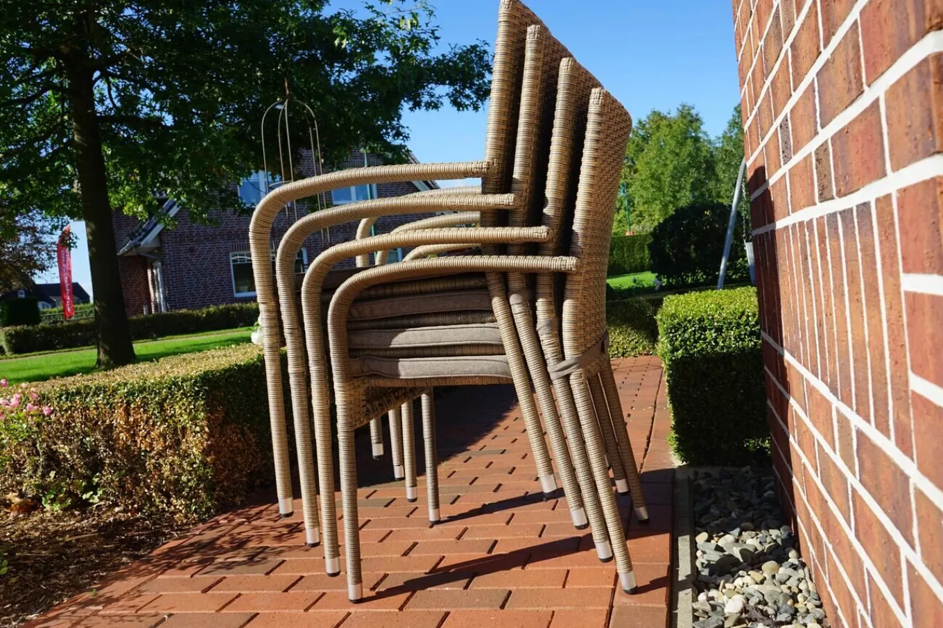 Outlet Rabida Garten-Essgruppe, champagner-meliert, Polyrattan, Tisch 90 x 90 cm, 4 Stapelstühle, Glasplatte in Steinoptik Polyrattan-Gartenmöbel|Garten-Essgruppen
