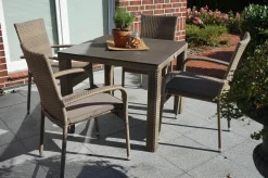 Outlet Rabida Garten-Essgruppe, champagner-meliert, Polyrattan, Tisch 90 x 90 cm, 4 Stapelstühle, Glasplatte in Steinoptik Polyrattan-Gartenmöbel|Garten-Essgruppen
