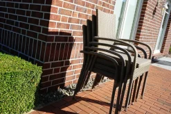 Outlet Rabida Garten-Essgruppe, champagner-meliert, Polyrattan, Tisch 90 x 90 cm, 4 Stapelstühle, Glasplatte in Steinoptik Polyrattan-Gartenmöbel|Garten-Essgruppen