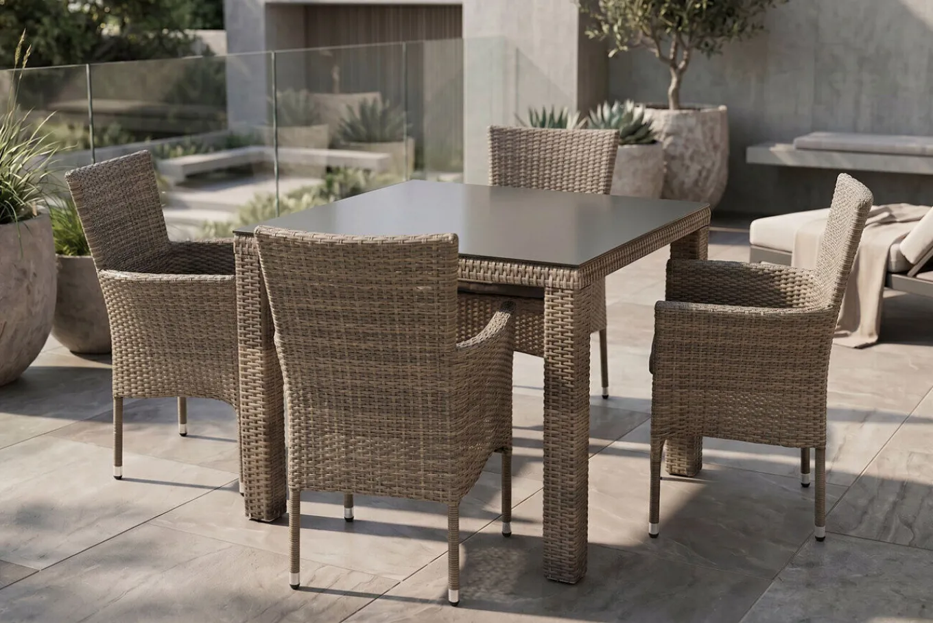 Rabida Garten-Essgruppe, champagner-meliert, Polyrattan, Tisch 90 x 90 cm, 4 Stapelsessel, Glasplatte in Steinoptik Polyrattan-Gartenmöbel|Garten-Essgruppen