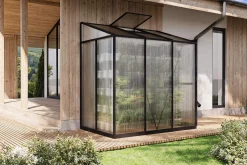 Clearance Verde Comfort Anlehn-Gewächshaus, schwarzer Rahmen, Aluminium pulverbeschichtet mit 4 mm Polycarbonatplatten, 192 x 125 x 210 cm, UV-beständig, mit Schiebetür und Belüftungsfenster Gewächshaus|Aluminium-Gartenmöbel