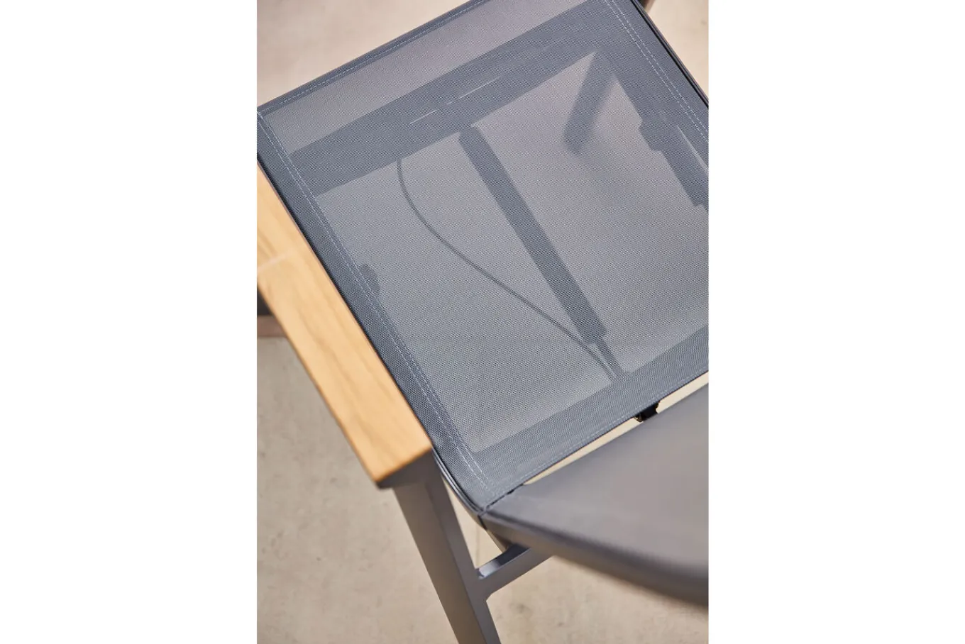 Best Rondo Move Stapelsessel, anthrazit matt, Alu/Ranotex, 72 x 59 x 110 cm, mit Teak-Armlehnen, stufenlos verstellbar Gartenstühle & Gartensessel