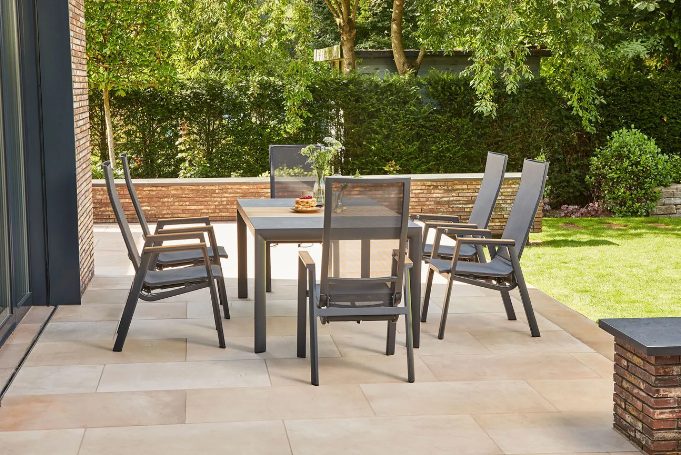 Best Rondo Move Stapelsessel, anthrazit matt, Alu/Ranotex, 72 x 59 x 110 cm, mit Teak-Armlehnen, stufenlos verstellbar Gartenstühle & Gartensessel