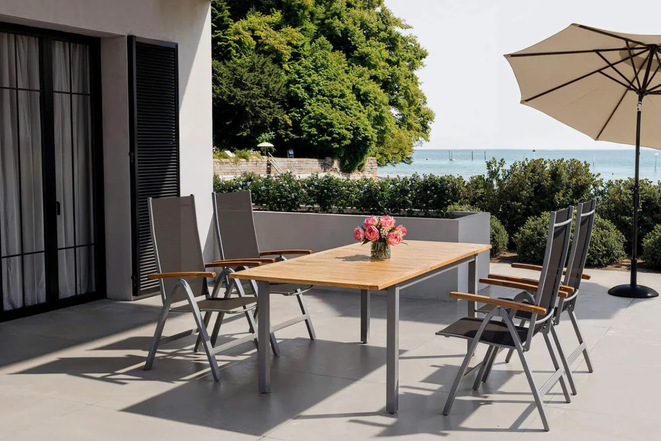 New Garten-Essgruppe mit 4 Klappstühlen, silber, Alu/Eukalyptus, ausziehbarer Tisch 150/200 x 90 cm, FSC®-zertifiziertes Produkt Garten-Essgruppen|Aluminium-Gartenmöbel