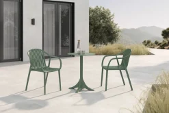 Best Pico Curve Balkon-Set, pestogrün, Kunststoff, Tisch Ø 70 cm und 2 Stapelsessel, UV- und wetterfest Balkonmöbel-Set