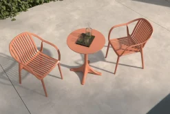 New Pico Curve Balkon-Set, ziegelrot, Kunststoff, Tisch Ø 70 cm und 2 Stapelsessel, UV- und wetterfest Balkonmöbel-Set