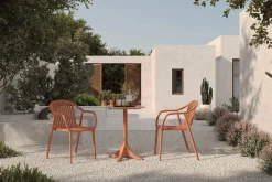 New Pico Curve Balkon-Set, ziegelrot, Kunststoff, Tisch Ø 70 cm und 2 Stapelsessel, UV- und wetterfest Balkonmöbel-Set