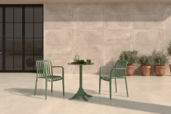 Online Pico Soft Balkon-Set, pestogrün, Kunststoff, Tisch Ø 70 cm und 2 Stapelsessel, UV-beständig, wetterfest Balkonmöbel-Set