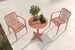 New Pico Soft Balkon-Set, ziegelrot, Kunststoff, Tisch Ø 70 cm und 2 Stapelsessel, UV-beständig, wetterfest Balkonmöbel-Set